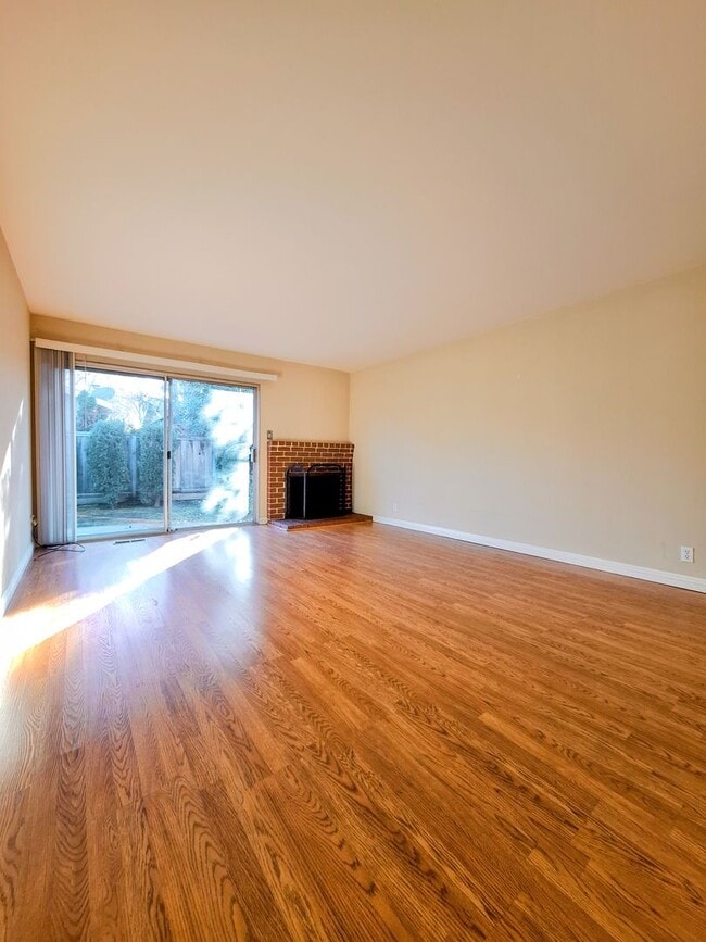 Building Photo - Charming 2bd Duplex With Private Yard & Garage