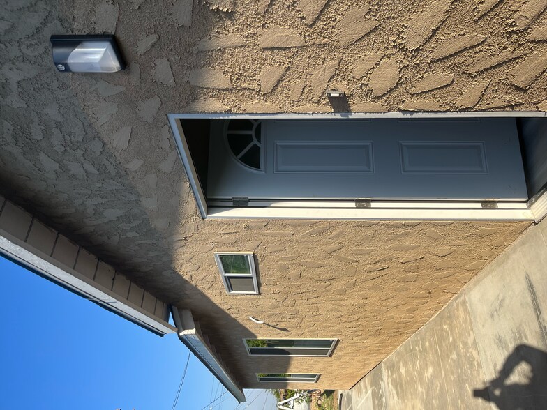 Primary Photo - 1117 N Sycamore Ave