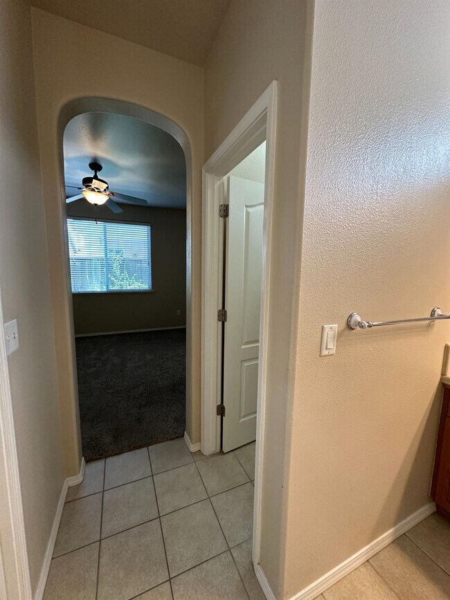 Building Photo - 5541 N Plum Ln