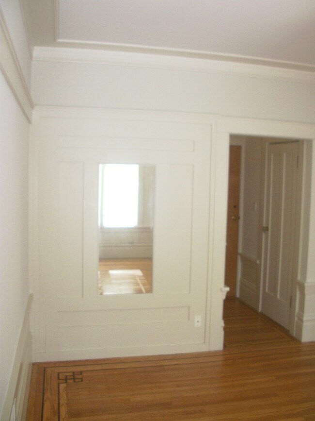 Building Photo - 810 Jones St