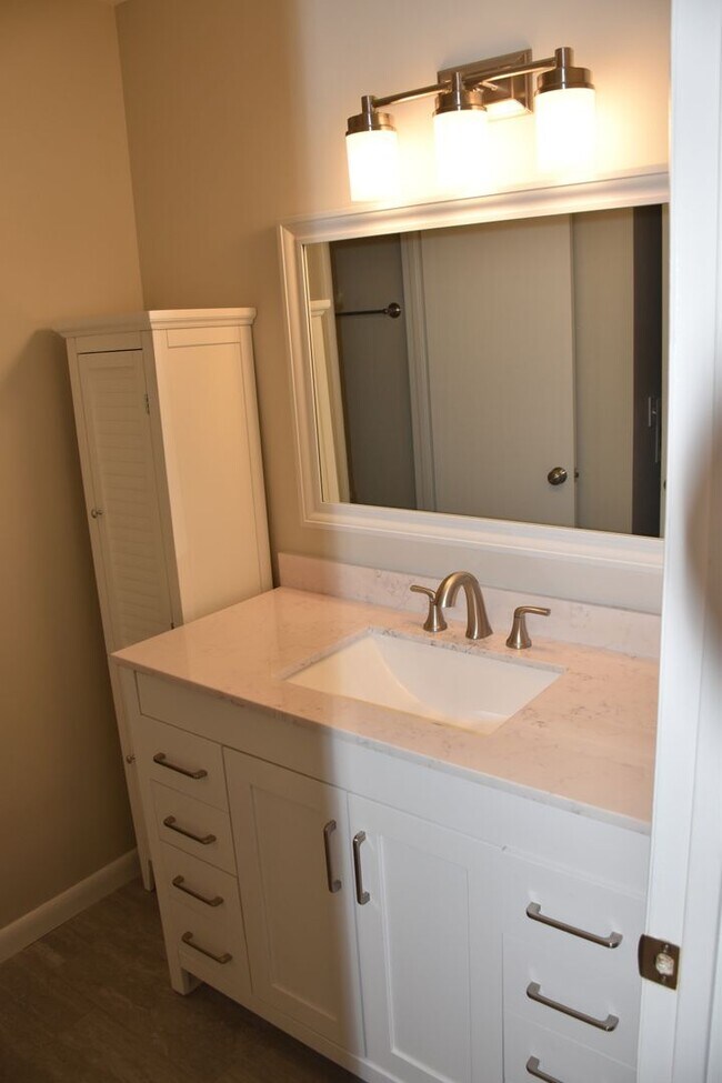 Building Photo - 553 Doral Country Dr