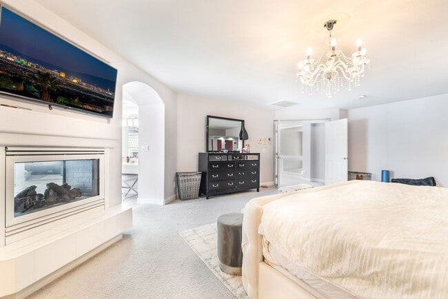 Building Photo - Luxury Living in Guard-Gated Royal Highlands!