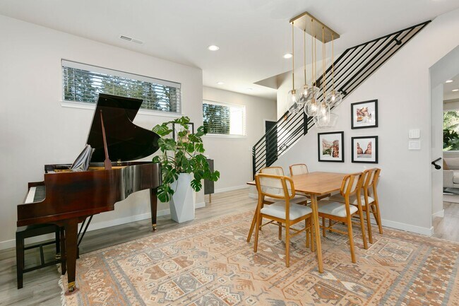 Building Photo - Gorgeous House in a Family-Friendly neighb...