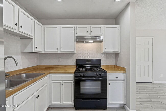 Building Photo - 12313 Tierra Arena Dr