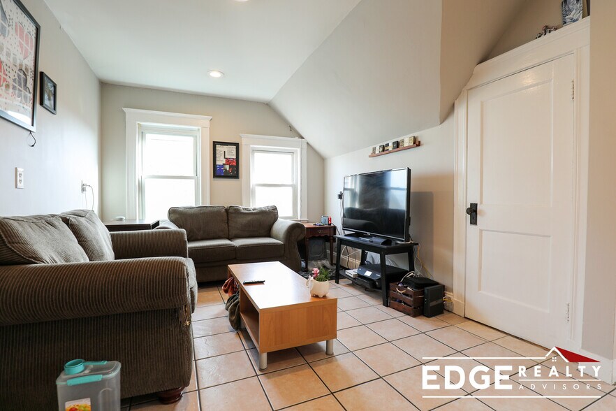 Building Photo - 33 Long Ave