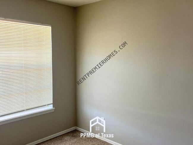 Building Photo - 10904 N Linn Ave