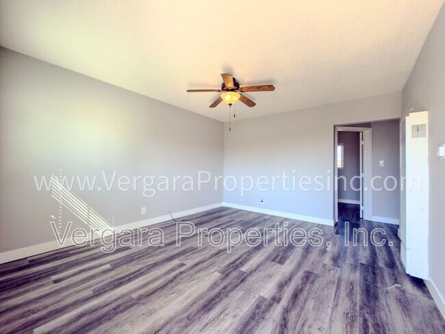 Building Photo - 1083 E 7th St