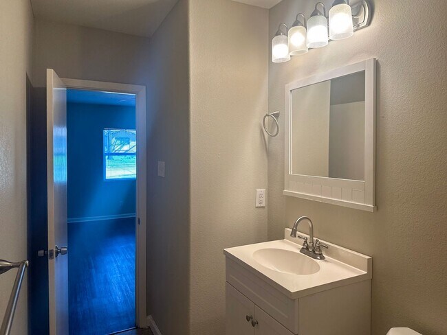 Building Photo - 4 Bedroom / 2.5 Bath Home