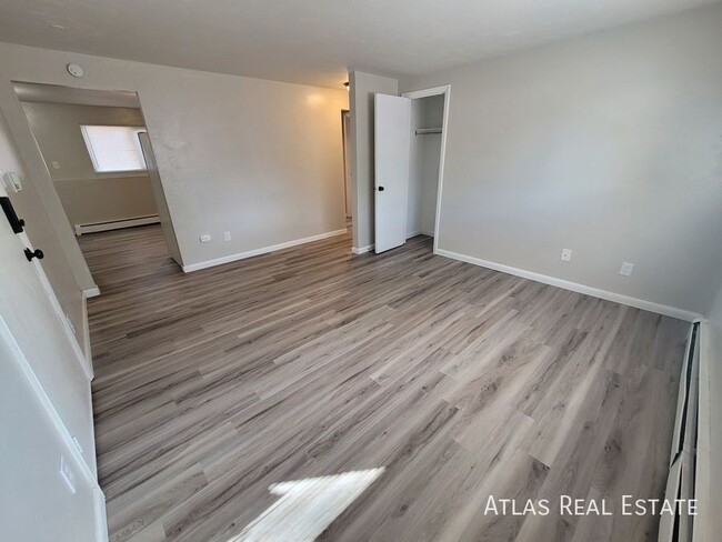 Building Photo - Spacious 2-Bedroom, 1-Bath Home in Central...