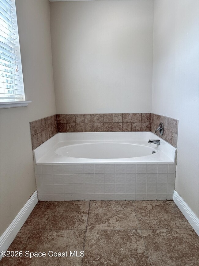 Building Photo - 1718 Sawgrass Dr SW