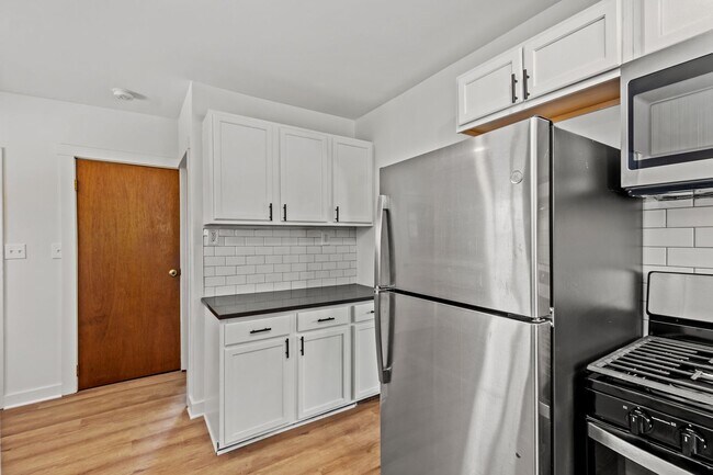 Building Photo - COZY 2 BEDROOM GEM IN THE MONROEVILLE NEIG...