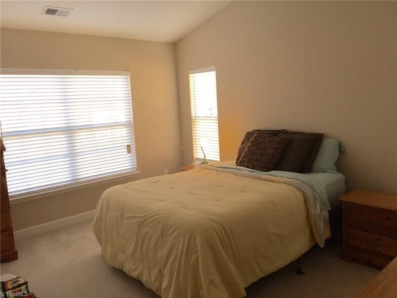 Home unfurnished, pictures for illustration purpose only - 4011 Tarrant Trace Cir