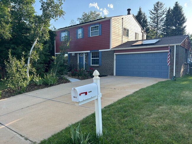 Primary Photo - Gorgeous 5 Bed/3.5 Bath Home in Broomfield!