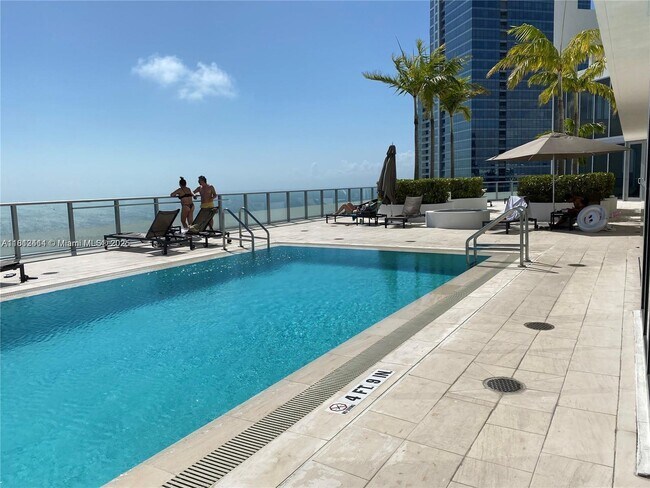 Building Photo - 1300 Brickell Bay Dr