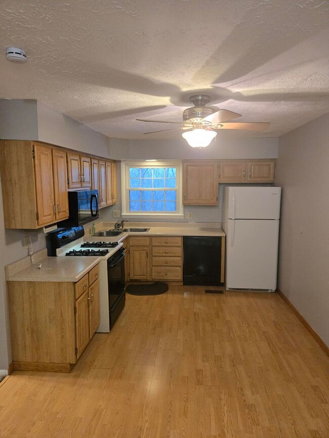 Building Photo - Spacious 3 bedroom townhouse