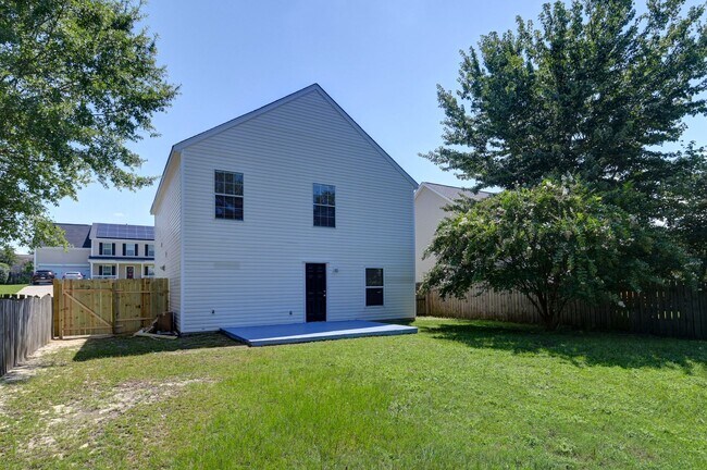Building Photo - Freshly Updated 3 bedroom Home with New Ro...