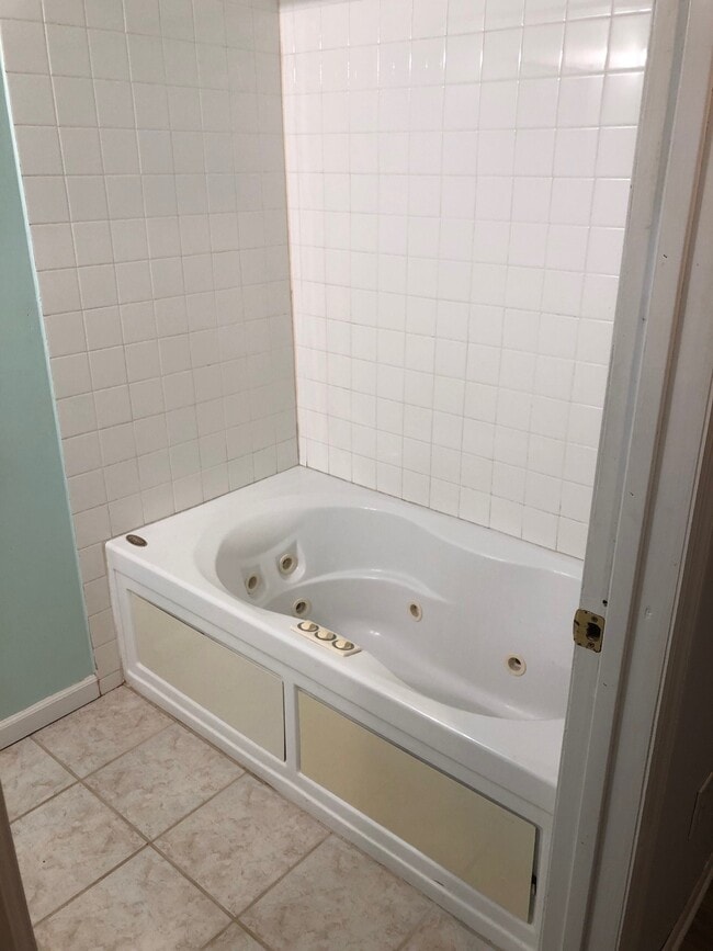 Jacuzzi Tub - 1015 Francis St