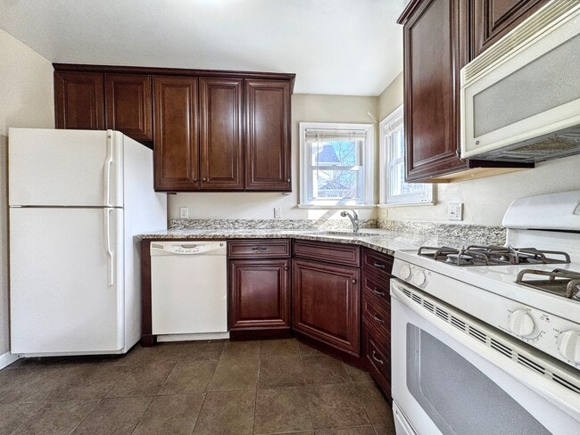 Building Photo - 1050 E Bates Pkwy