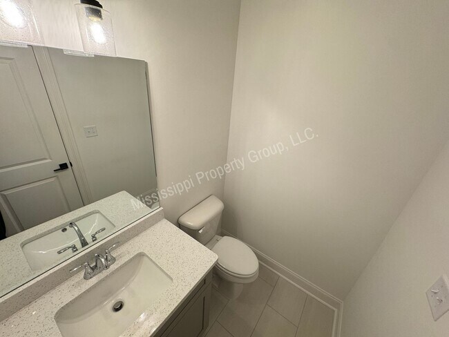 Building Photo - 3BR/3.5BA - End Unit in South Grove
