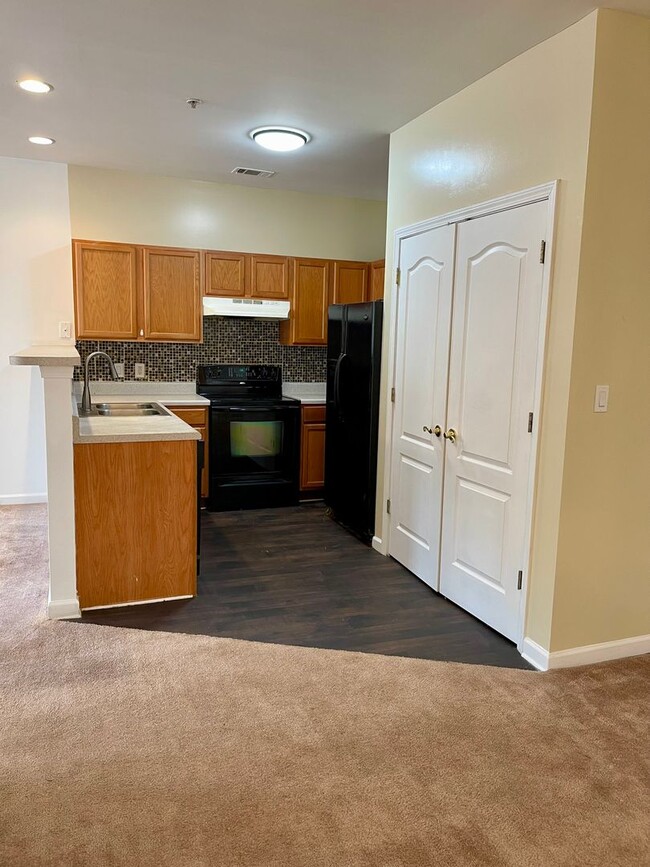 Building Photo - Newly Renovated 3 Bedroom Condo at a GREAT Price!