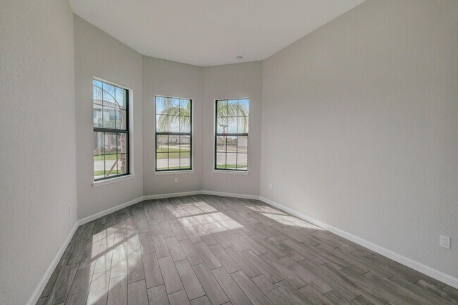 Building Photo - 837 SE Courances Dr