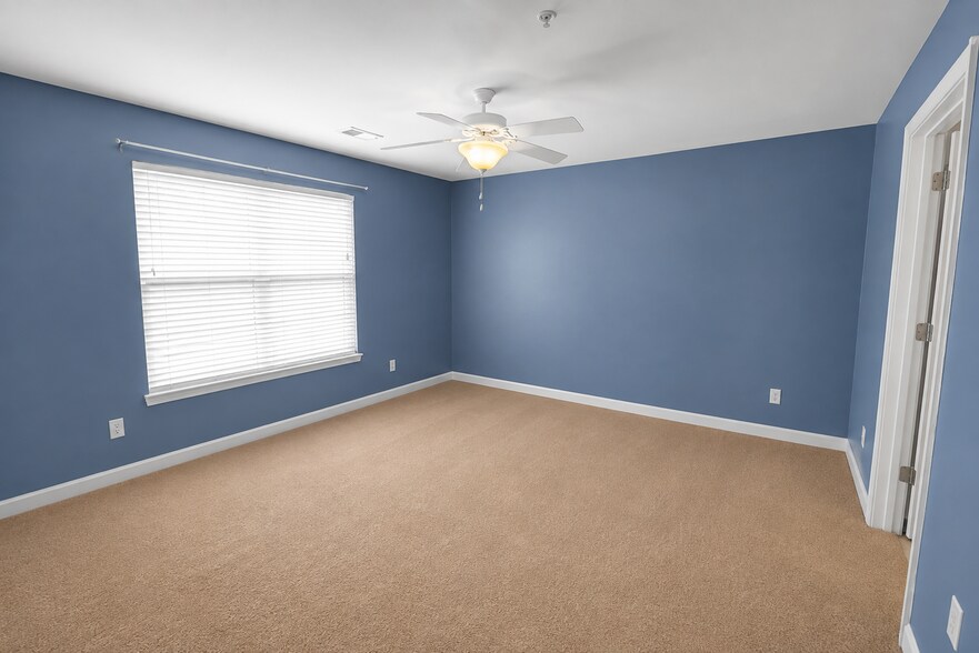 Building Photo - 7102 W Friendly Ave