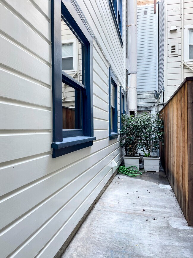 Building Photo - 2209 Steiner St