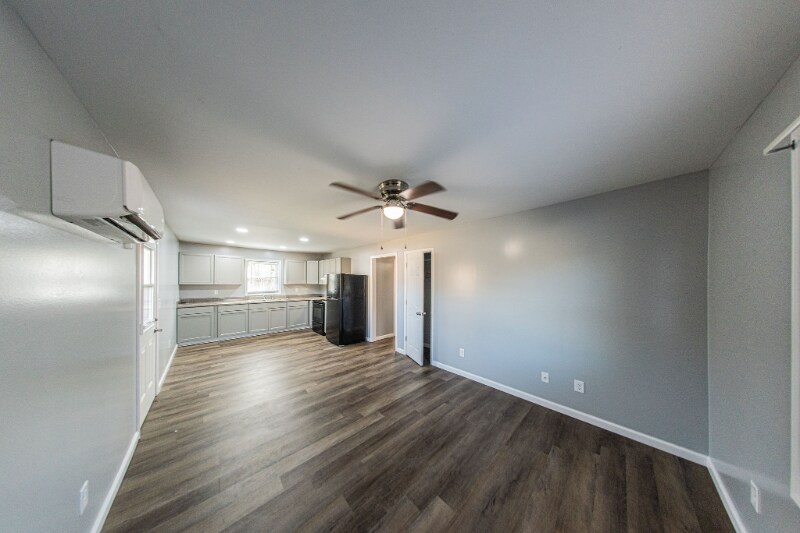 Building Photo - 120 Lake Dr