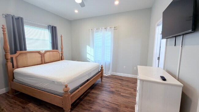 Building Photo - 4658 San Lorenzo Dr