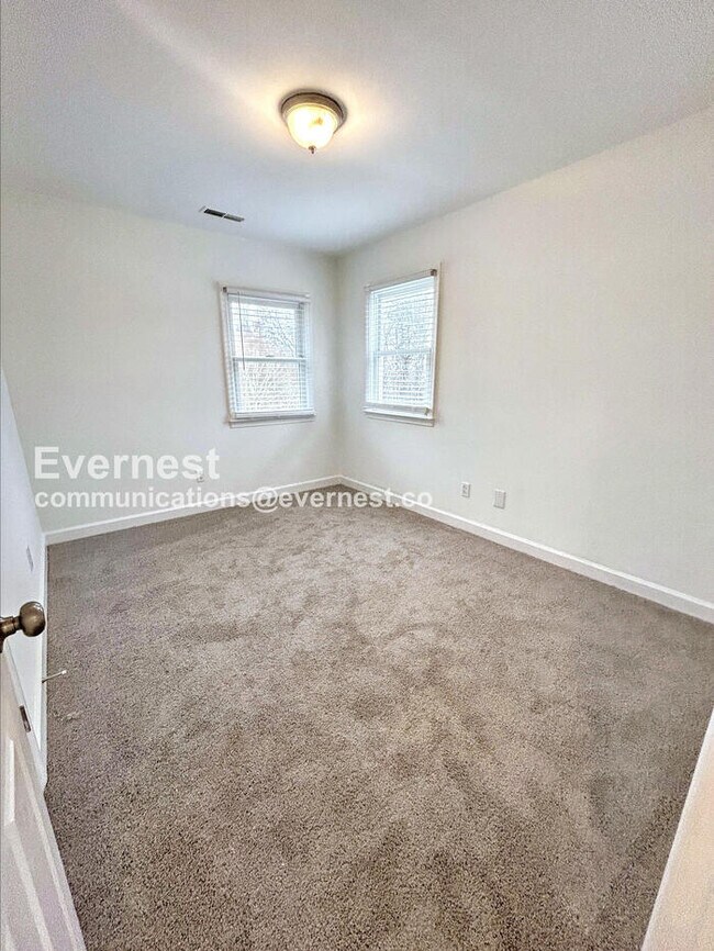 Building Photo - 3501 Shaker Dr