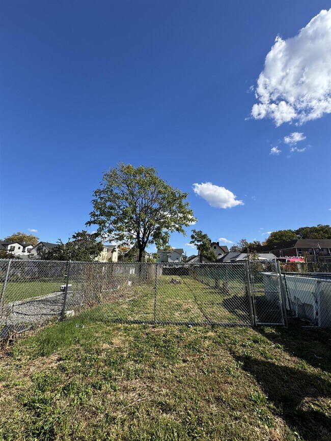 Building Photo - 515 Walnut St