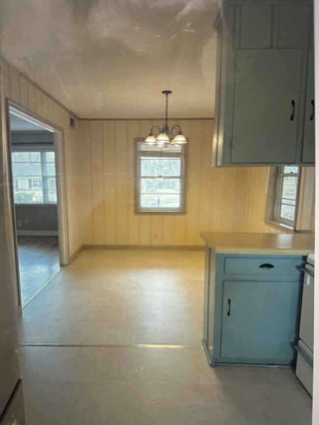 Building Photo - 407 S Acre Dr