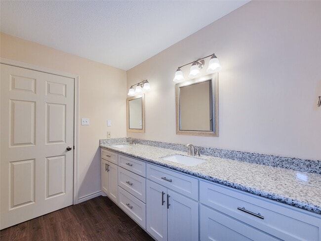 Building Photo - 12800 Briar Forest Dr