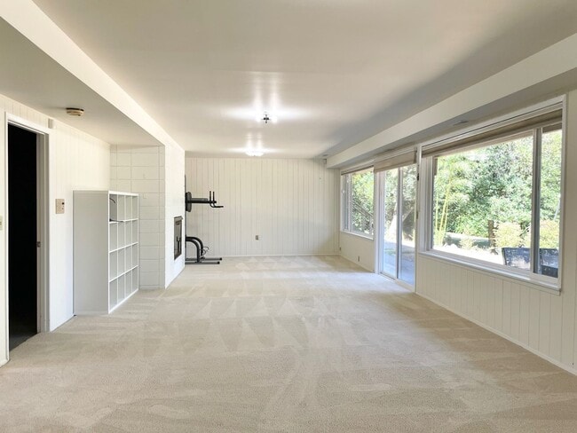 Building Photo - Beautifully Remodeled 5 Bed 2.75 Bath Home in Eastgate