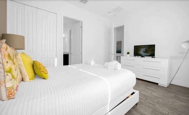 Building Photo - 450 Captiva Dr