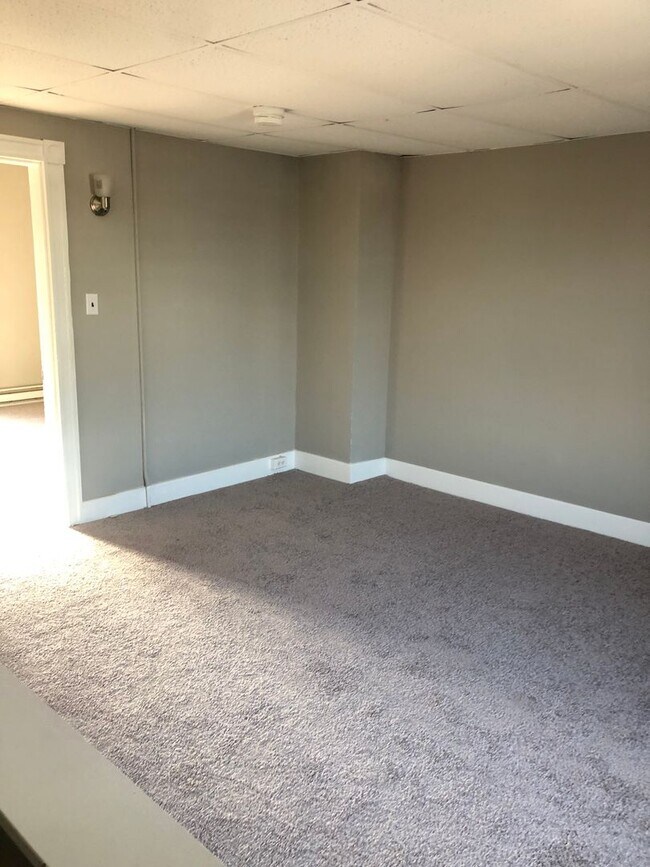 Building Photo - Cozy 4 Bedroom, 1 Bath Home in West York Schools!