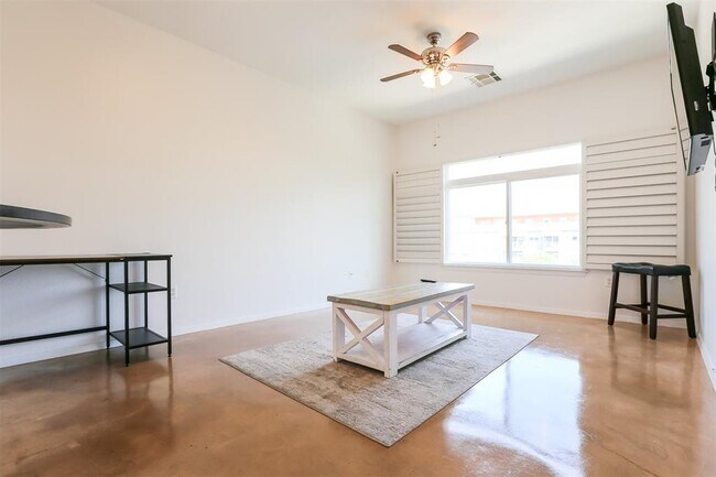 Primary Photo - 910 W 25th St