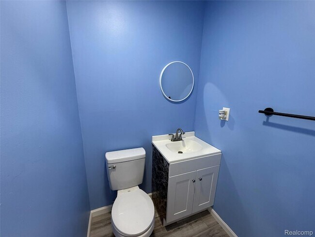 Building Photo - 15895 Cambridge Dr
