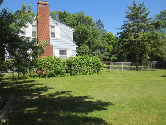 Building Photo - 522 E Atherton Rd