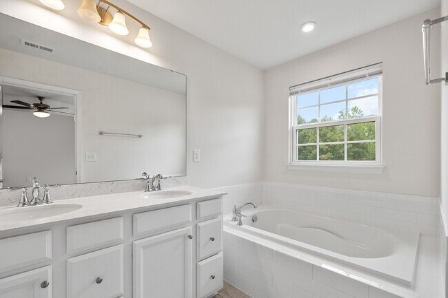 Building Photo - **End Unit 3/3 Townhome in Great Location**
