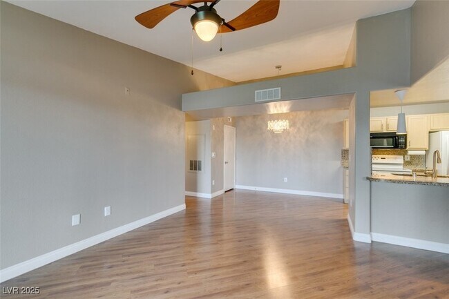 Building Photo - 950 Seven Hills Dr