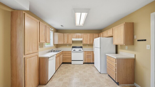 Building Photo - 3 bedroom, 2 bath adorable home in Cleveland!