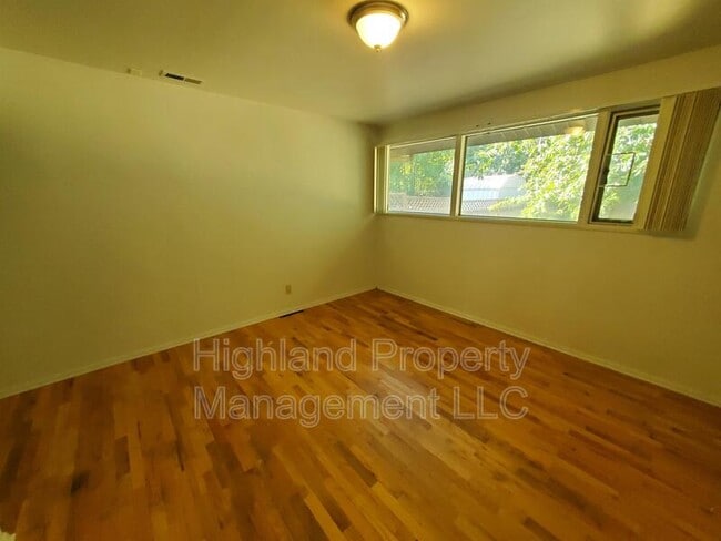 Building Photo - 1705 NE Wheatland Dr