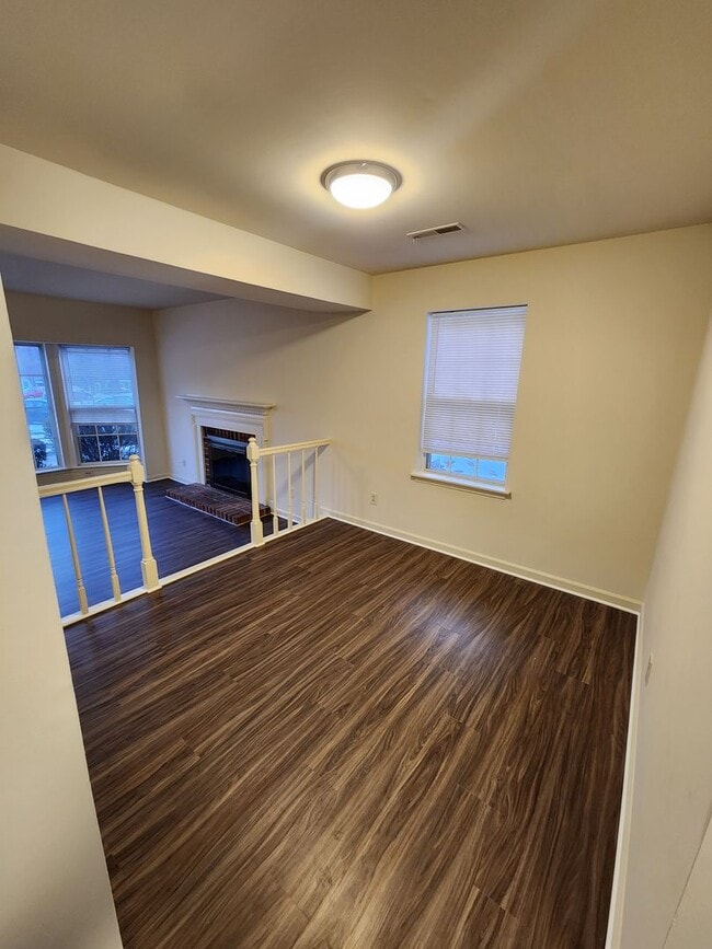 Building Photo - Spacious, private 3 Bedroom 1.5 Bath townhome available in March!