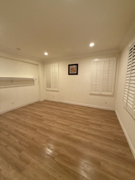 Building Photo - 14925 Shoreham St
