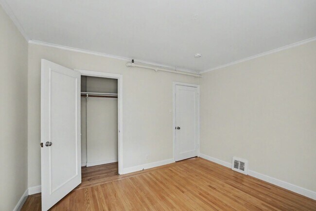 Building Photo - RENOVATED 3BR w/ Dining Room. VIEWS! Parking Avail., FREE Laundry!