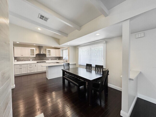 Building Photo - Beautiful 4 Bedroom 3.5 Bathroom Home in t...