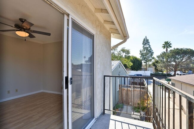 Building Photo - Talmadge : spacious 2 bed, 2 ba top floor condo