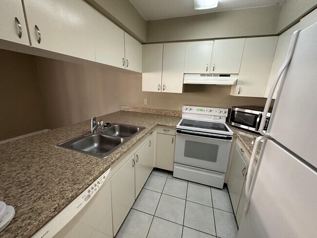 Building Photo - 2735 SW 35th Pl