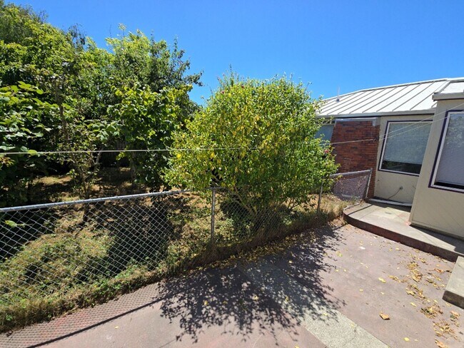 Building Photo - 4BD/2BA Eureka home close to schools, medical services